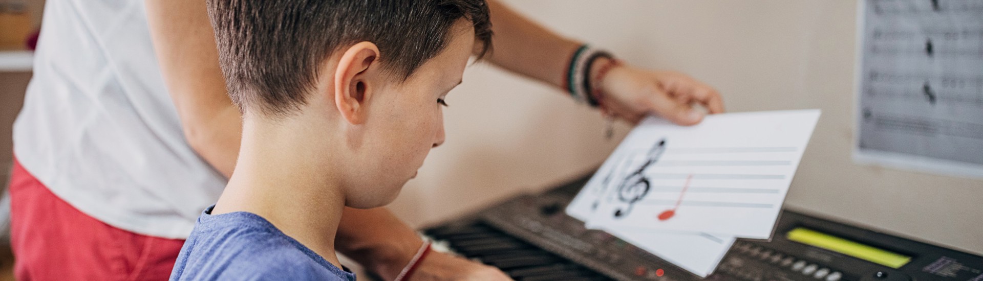 kind speelt piano Nieuwe Hobby Volhouden
