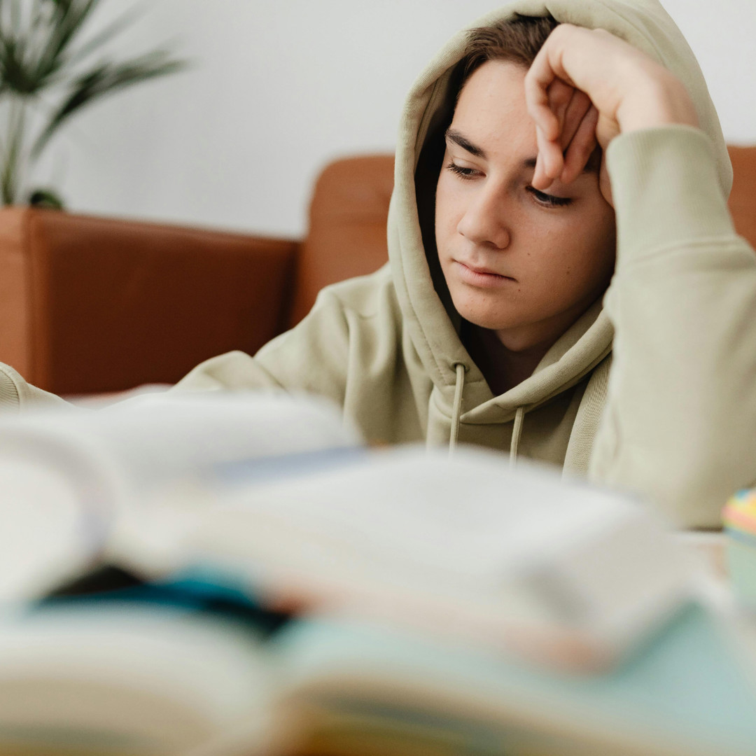 hoe examenperiode te overleven: jongen studeert