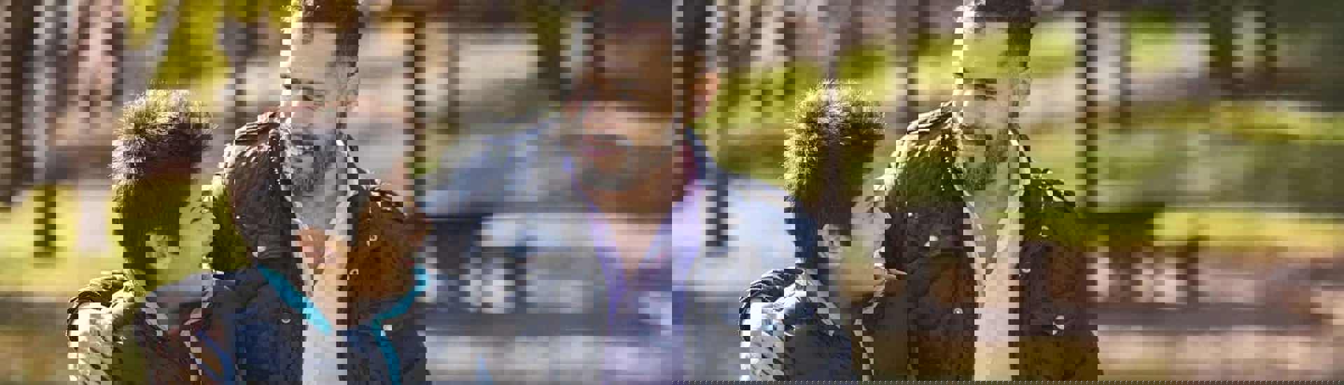 Vader geeft zoon een schouderklop: zo versterk je de psychische weerbaarheid van je tiener