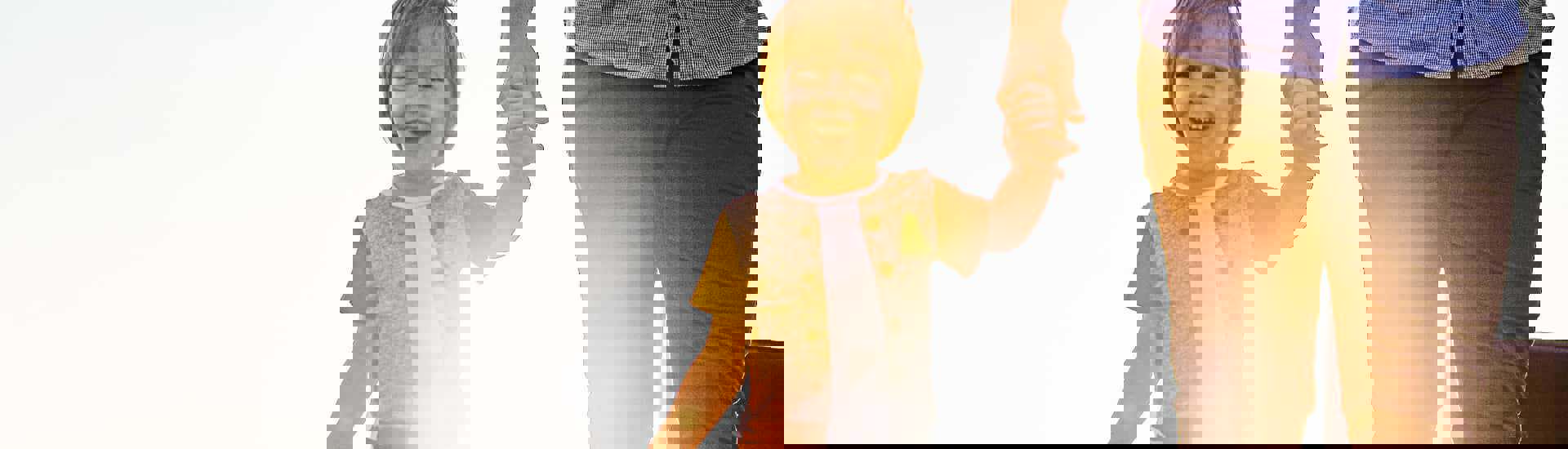 Kind met koffer wisselt van ouder bij scheiding