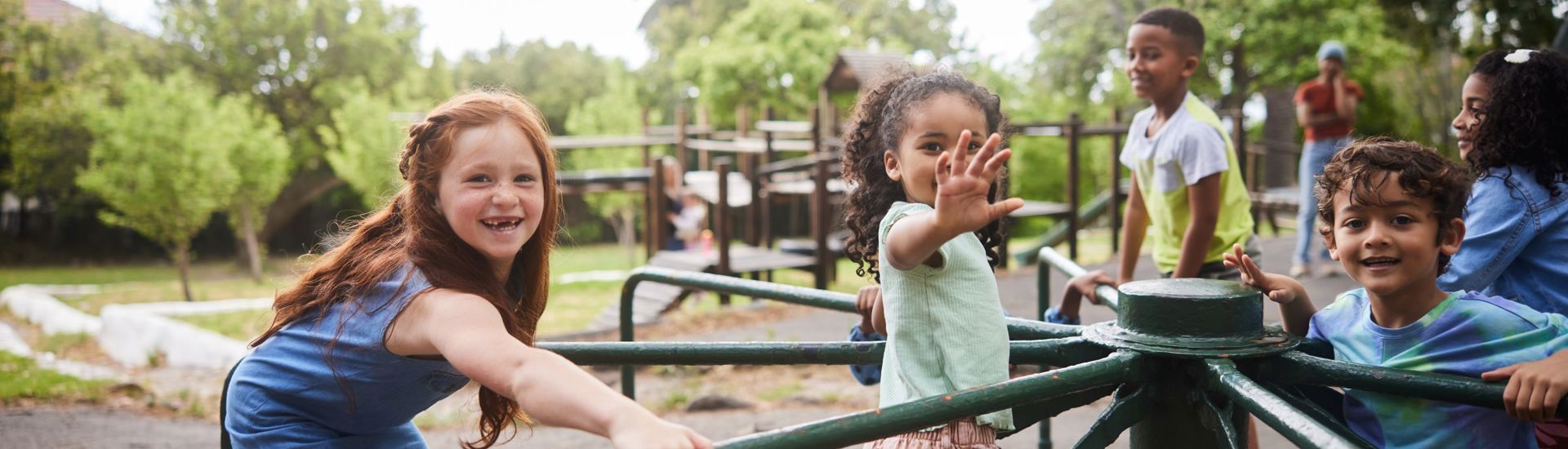 Vriendschap Bij Kinderen Spelend Op Speeltuin