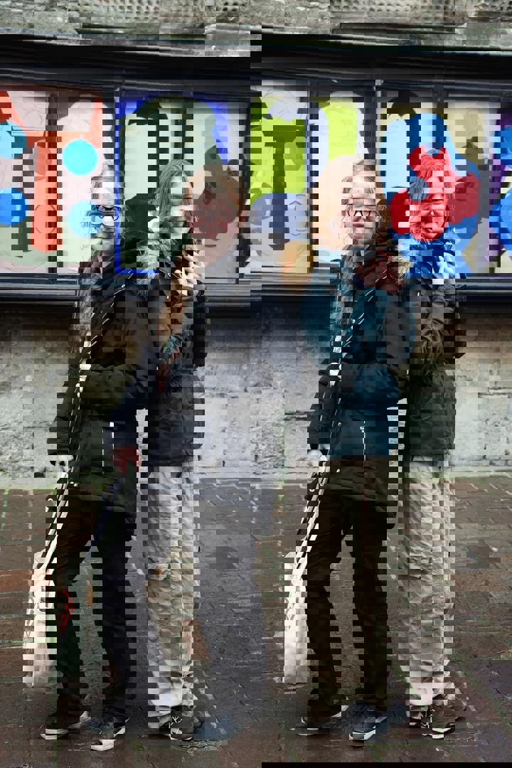 Jongeren vertellen waarom hun grootouders een standbeeld verdienen