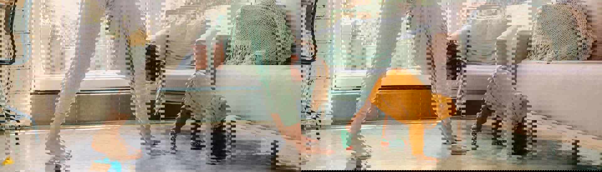 Mama en peuter bewegen en turnen samen