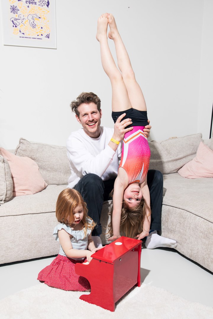 Papa-Alban-met-dochters-handenstand-fotograaf Kaat Pype