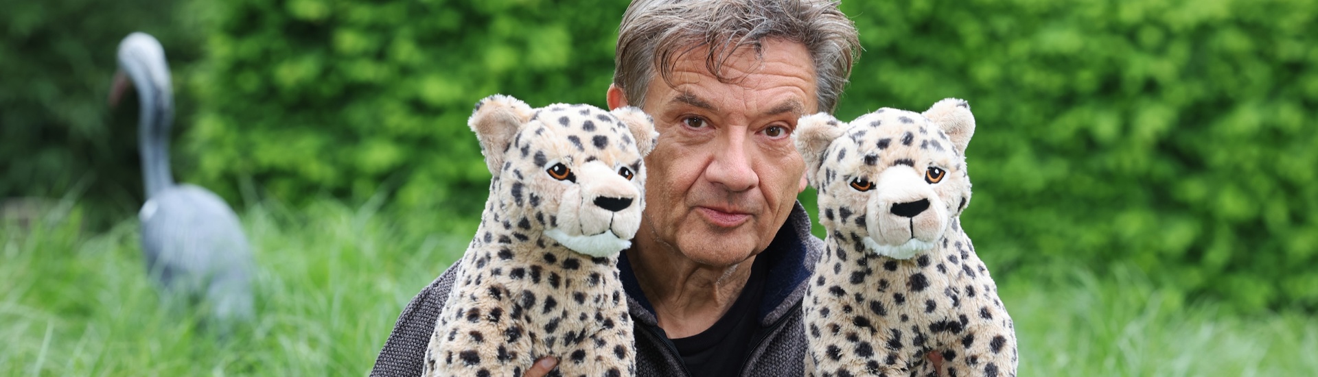 Bekende opa Bart Peeters met knuffels in tuin