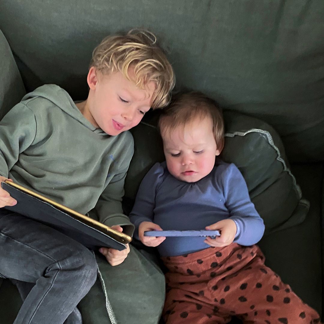 Baby En Peuter Kijken Tablet Smartphone Grijze Zetel