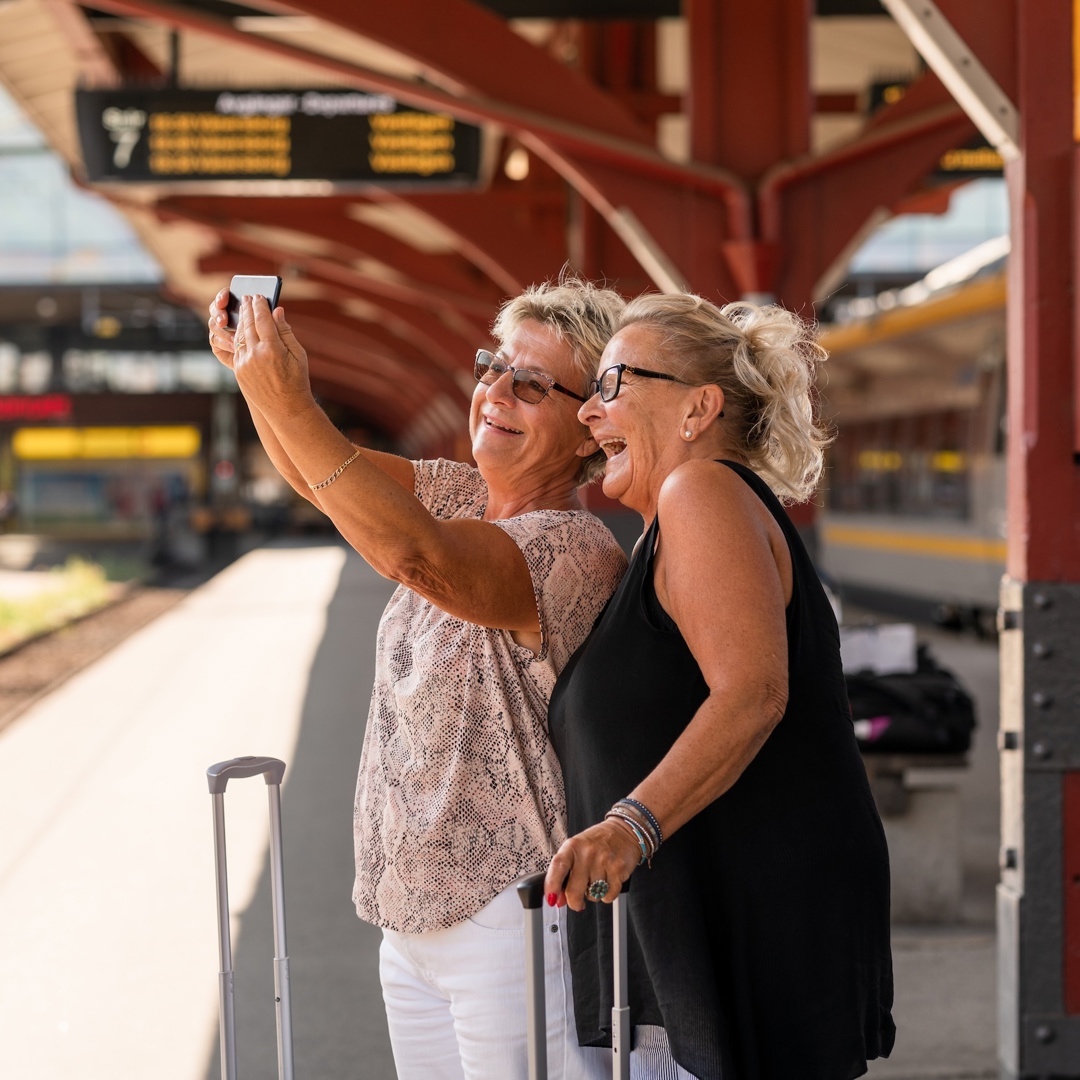 Belang van vriendschap twee vrouwen maken selfie op treinstation