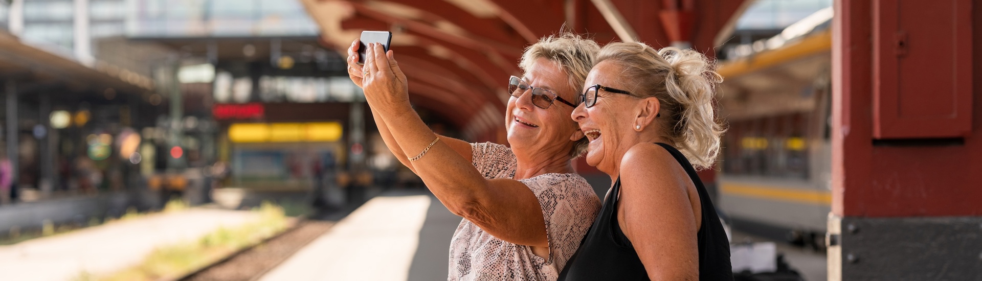 Belang van vriendschap twee vrouwen maken selfie op treinstation