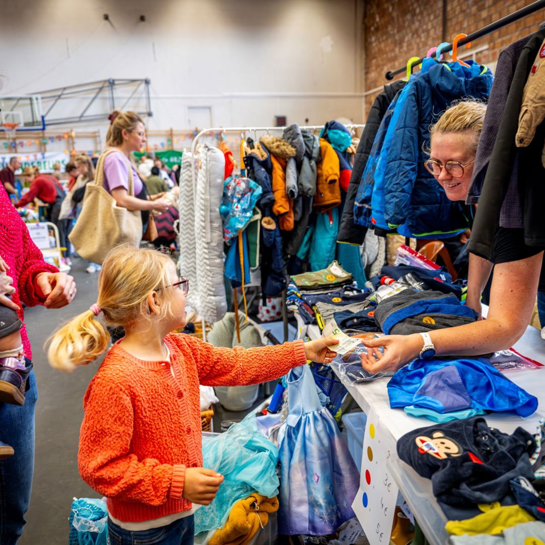 GB 2Dehandsbeurs2025 002 C Jan Crab Kind Betaalt Aan Stand