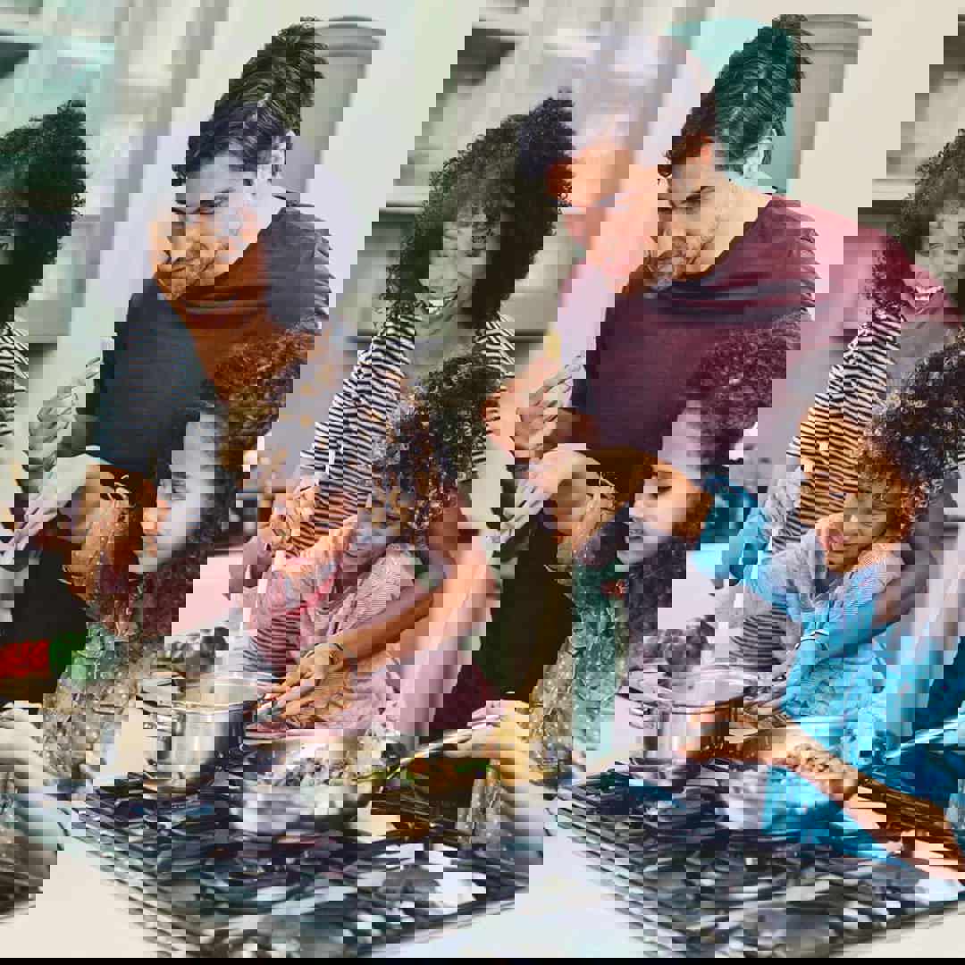 Gezin in de keuken: Koken en bakken met minder energie