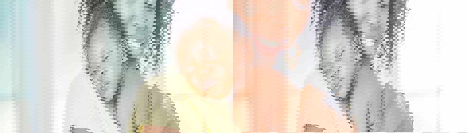 Mama met slapend kindje: slapen bij baby's