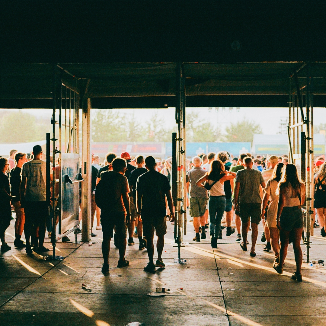 Mensen stromen toe op festivalwei: eerste festival voor puber