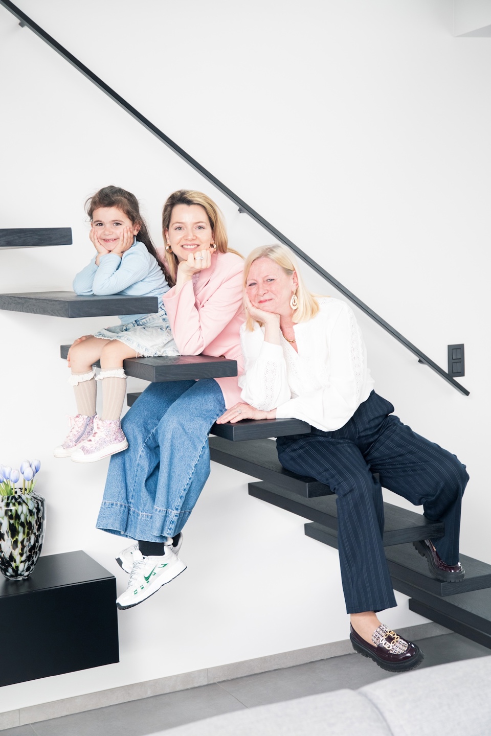 Lorentia Veppi samen met haar moeder en dochter op trap Foto Kaat Pype